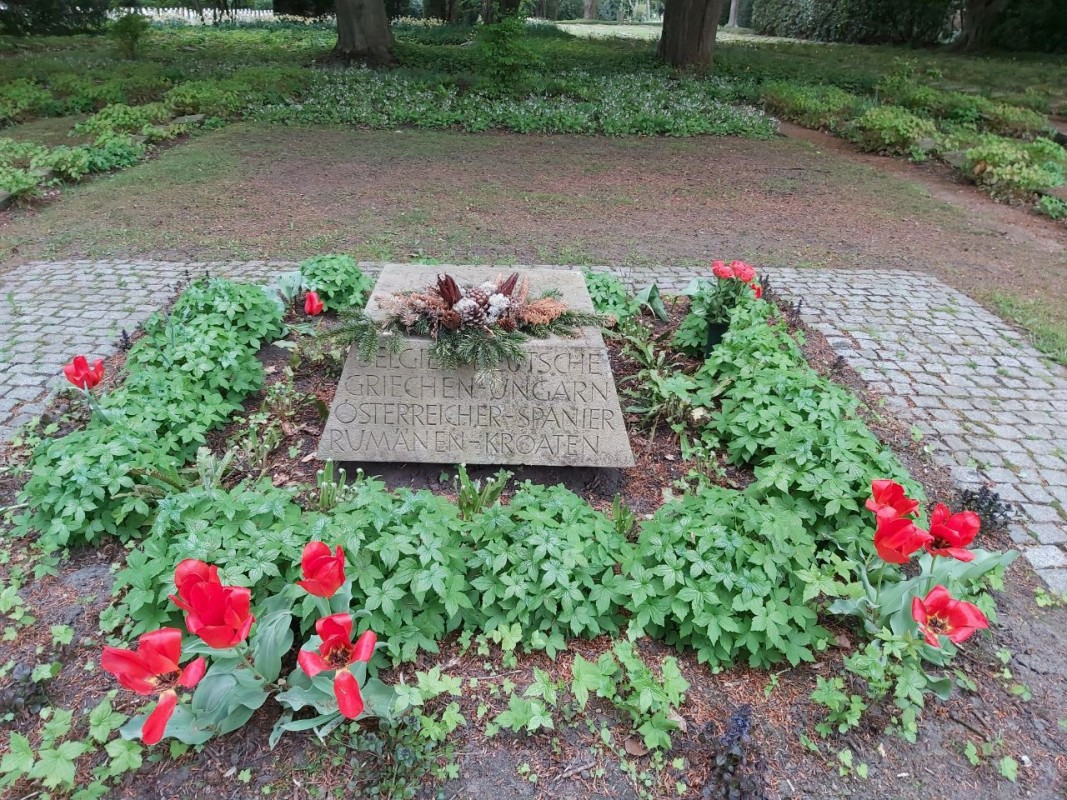 Субботник на военном Кладбище в городе Hamburg район Ohlsdorf (Германия)