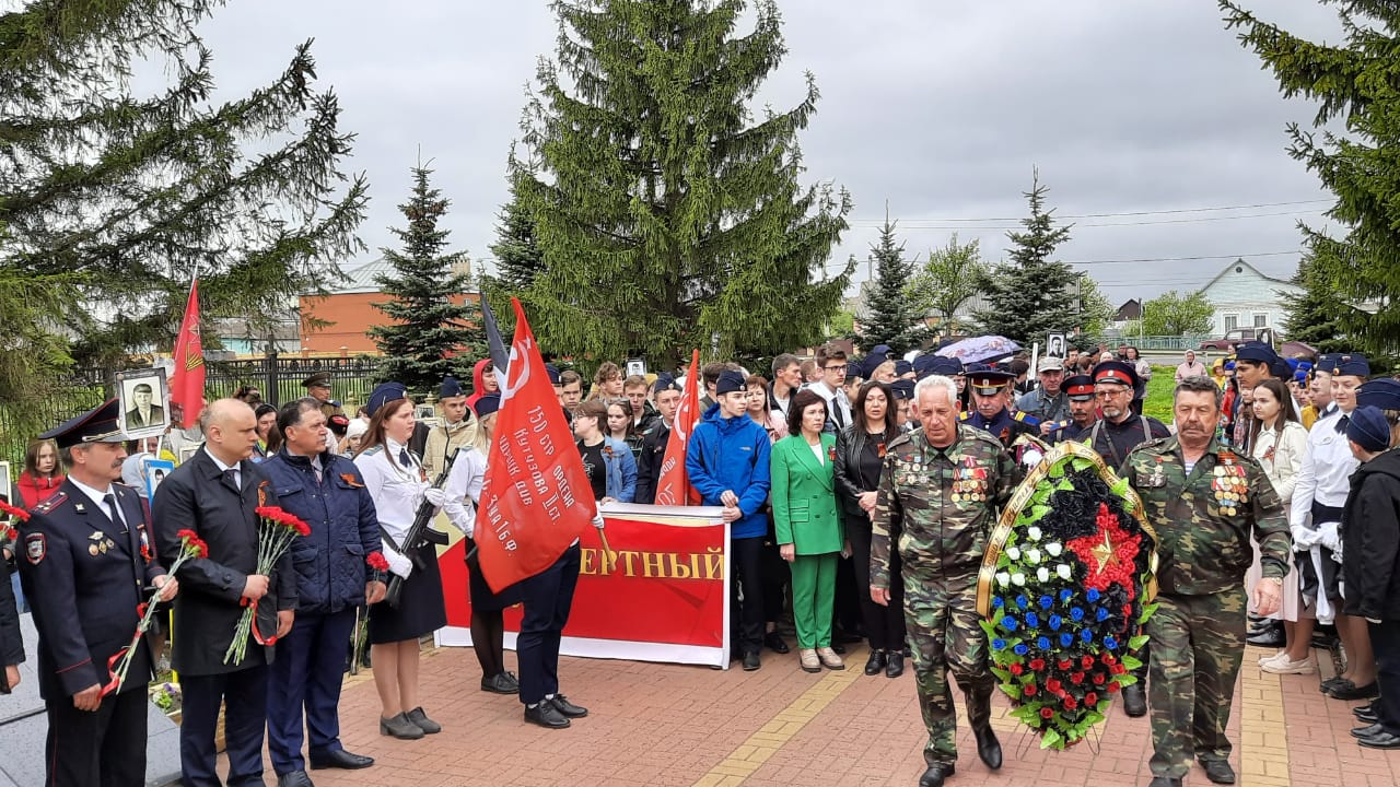 Митинг у памятника погибшим защитникам Отечества в селе Подгорное