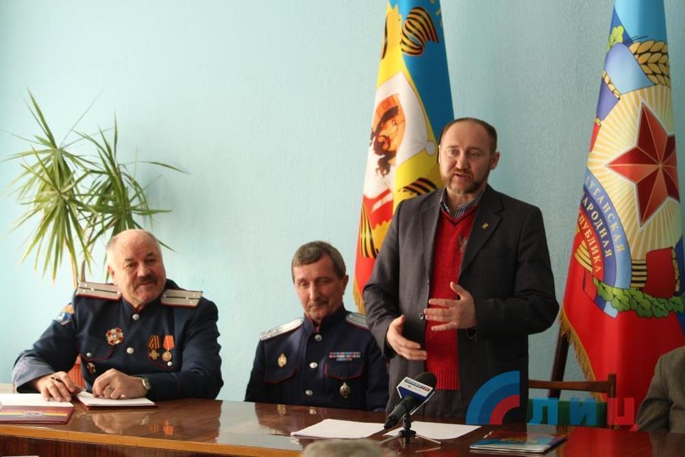 Атаманы Луганского округа передали советнику главы ЛНР предложения
