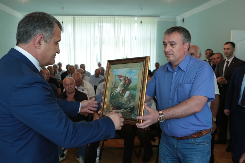Президент Южной Осетии Анатолий Бибилов наградил миротворцев из Северной Осетии