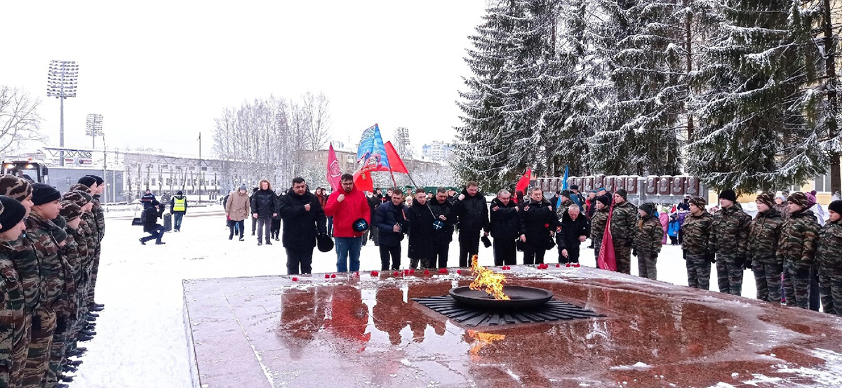 В г. Сыктывкаре, в День защитника Отечества, возложили цветы к мемориалам погибшим войнам