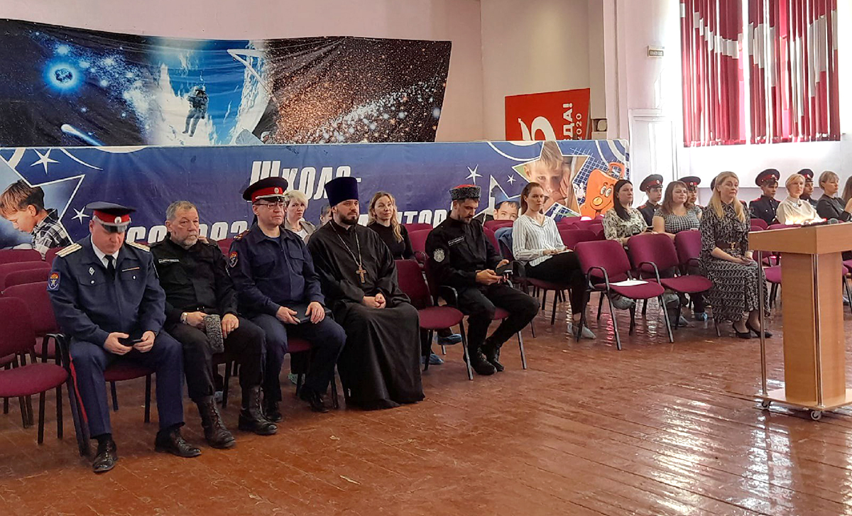 В Саратовской школе прошла церемония посвящения в казаки