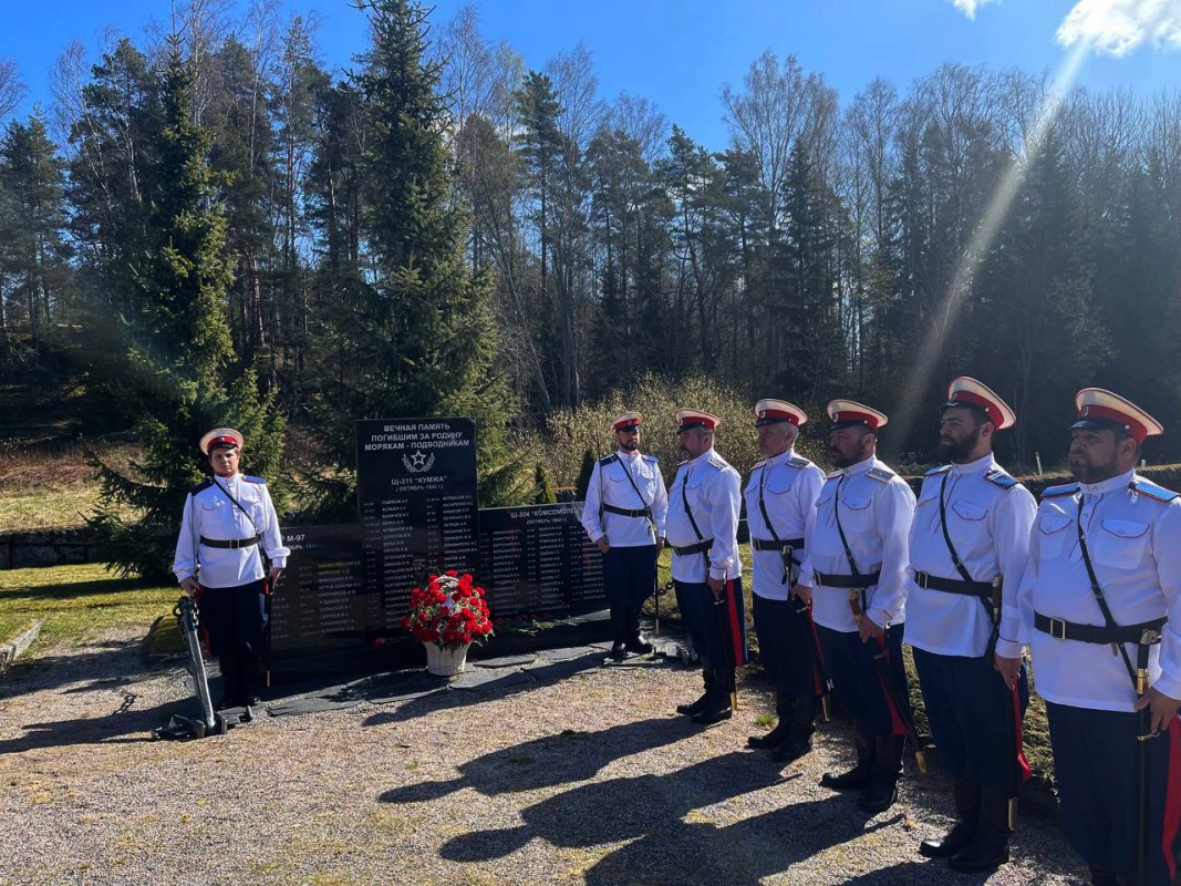 Казаки станицы «Никольская» Финляндского ЮРТа СКВРиЗ возложили цветы к мемориалу памяти Советских героев