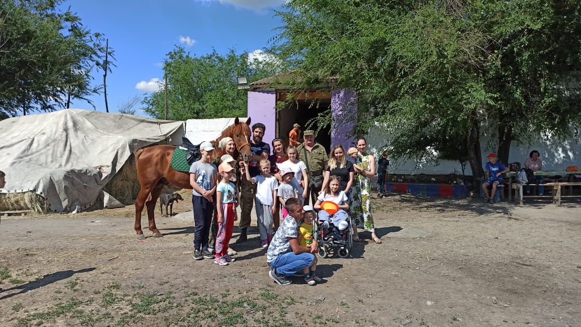 Казаки провели экскурсию для детей-инвалидов на конюшню.