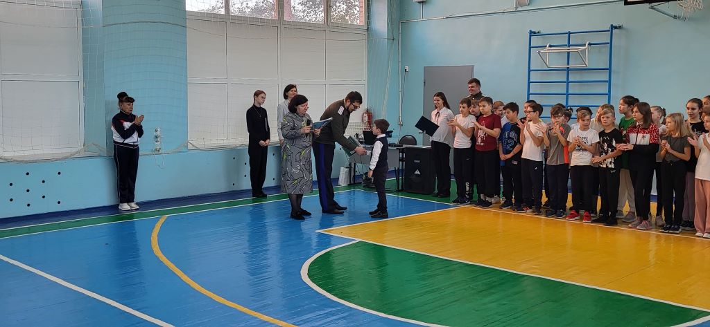 Казаки приняли участие в торжественном мероприятии, посвященном поднятию государственного флага России