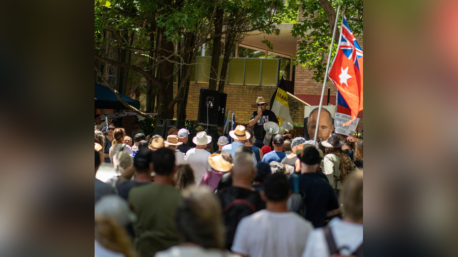 Митинг австралийских граждан в поддержку России прошел в Сиднее у здания генконсульства страны