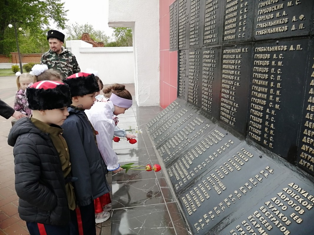Казачата вместе с педагогами приняли участие в акции «Бессмертный полк»