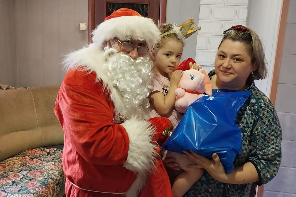 Казаки СКВРиЗ в Кузбассе вручили новогодние подарки детям погибших участников СВО