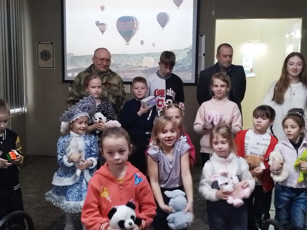 Казаки СКВРиЗ в Кузбассе вручили первые детские новогодние подарки
