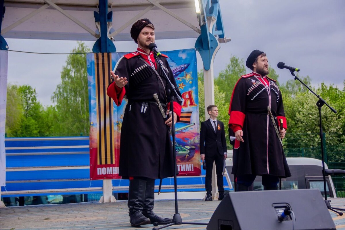 С песнею казачьей...