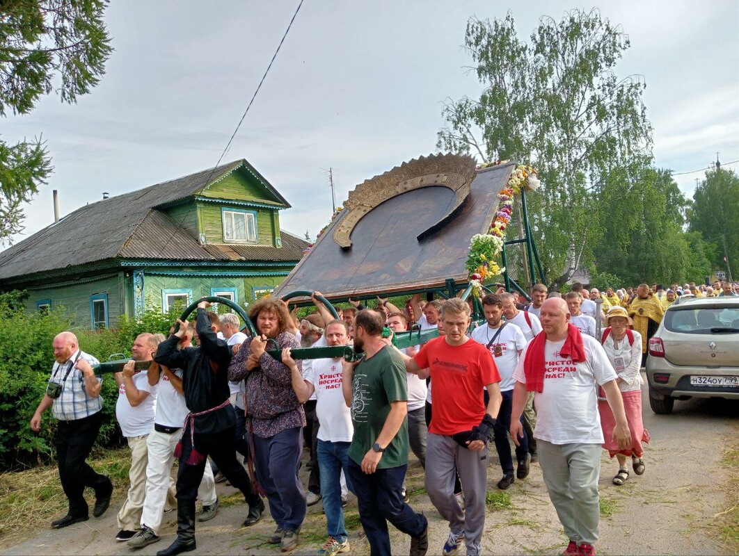 Традиционный Крестный ход с иконою Спаса Борисоглебского в Тутаеве