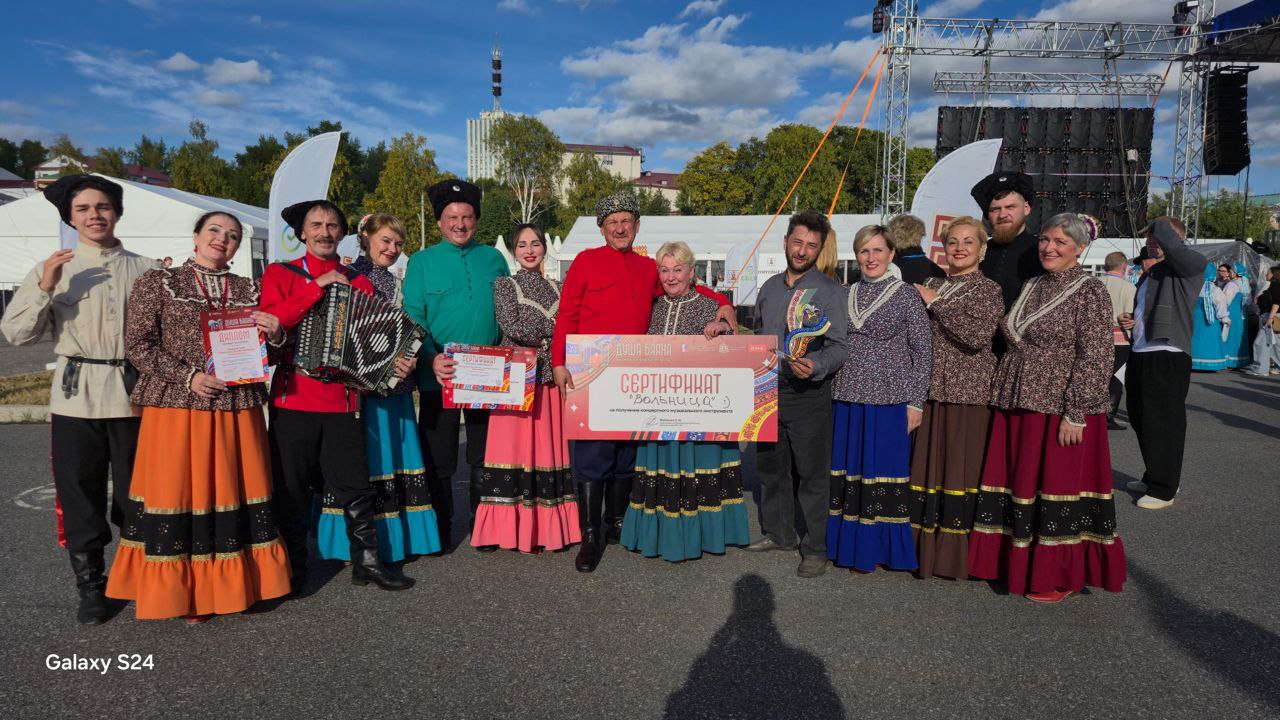 Разлилась вольно песня казачья...